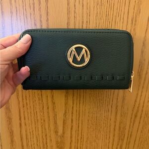 Chic Green Women's Wallet with Gold Accent